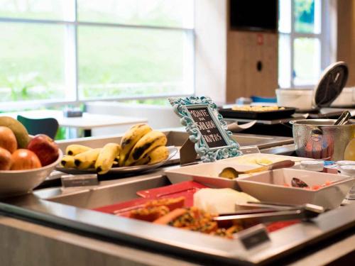 オザスコにあるibis Osascoのテーブルの上にさまざまな種類の食べ物が並んだビュッフェ