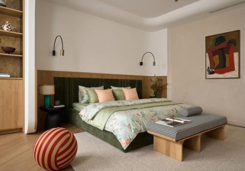 Una cama o camas en una habitación de The Amber Lotus Hanoi-Elegant Stay with Rooftop Pool & Free Pickup-Near Old Quarter