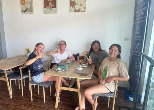 een groep vrouwen aan een tafel bij Rest And Relax Hostel in Ban Mo Nae