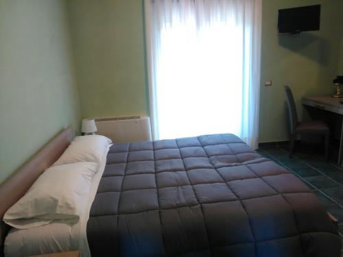 レンデにあるVilla del Borgoのベッドルーム1室(大きなベッド1台、大きな窓付)