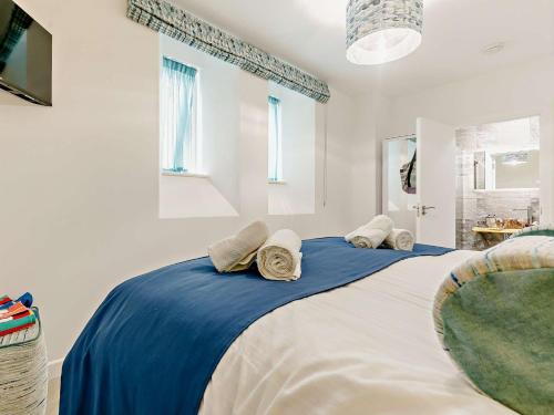 Un dormitorio con dos camas con sábanas azules y blancas. en 3 Bed in Newquay 90070, en Newquay