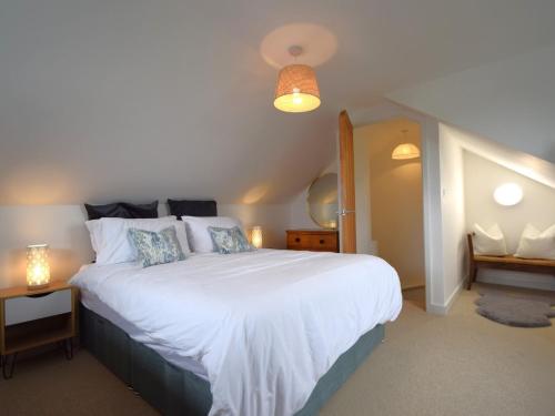 Katil atau katil-katil dalam bilik di 1 Bed in Hayle 95418