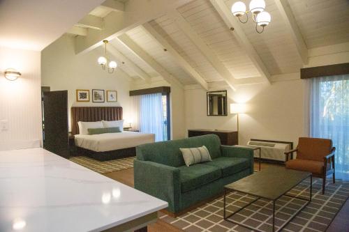 un salon avec un canapé vert et un lit dans l'établissement Bay Valley Resort & Conference Center, à Bay City