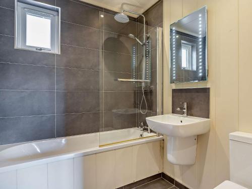 Ένα μπάνιο στο 2 Bed in Conwy 50287