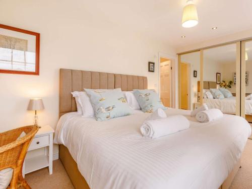 Ένα ή περισσότερα κρεβάτια σε δωμάτιο στο 2 Bed in Appledore 86906