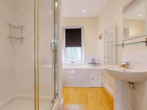 Ένα μπάνιο στο 2 Bed in Appledore 86906