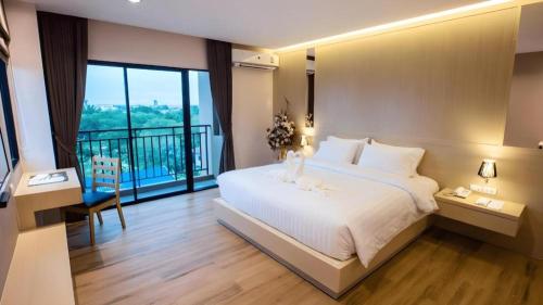Una cama o camas en una habitación de L Hotel