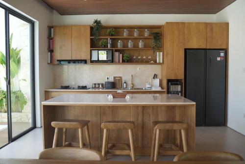 Η κουζίνα ή μικρή κουζίνα στο TwelveStones Pecatu-Uluwatu Pool, Jacuzzi&Beaches