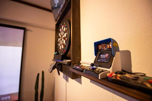 a video game machine sitting on a shelf next to a wall at CINEMA RESORTS 4 in Motobu
