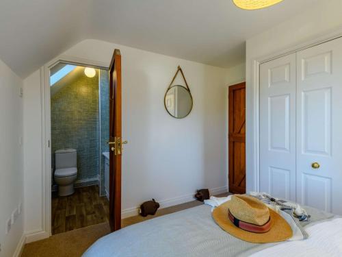Un sombrero encima de una cama en una habitación. en 3 Bed in Sway 90002, en Sway