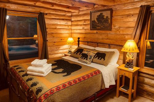 Postel nebo postele na pokoji v ubytování Crabapple-Secluded cabin with pond creek access, hot tube, fire pit in Blue Ridge