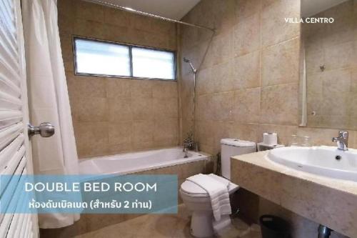 une salle de bain avec une baignoire, des toilettes et un lavabo dans l'établissement Villa Centro Hua Hin, à Hua Hin