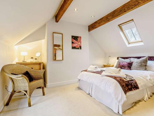 un dormitorio con una cama y una silla en 2 Bed in Ashford in the Water 82117, en Longstone