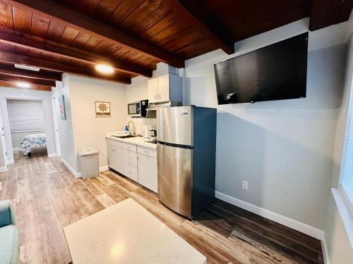 Η κουζίνα ή μικρή κουζίνα στο Cottage 32, Flamingo Bungalow - Dora Canal Court - a downtown, waterfront community