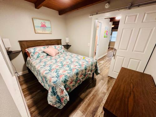 Ένα ή περισσότερα κρεβάτια σε δωμάτιο στο Cottage 32, Flamingo Bungalow - Dora Canal Court - a downtown, waterfront community