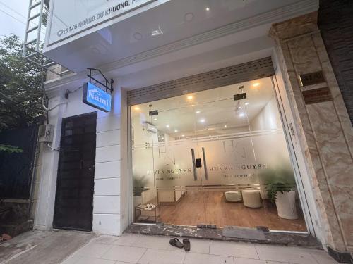 une vitrine d'un magasin dans l'établissement NamiStay Sài Gòn Central Home, à Hô-Chi-Minh-Ville