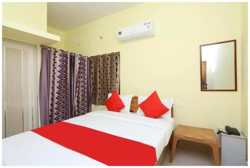 Postel nebo postele na pokoji v ubytování Hotel Nandan- Residency Near Bus Stand-Nandankanan Zoo- Fully Air Conditioning Hotel - Luxury & Spacious Room -A Premium Hotel