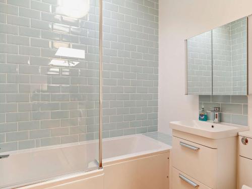 a bathroom with a tub and a sink at 2 bed property in Appledore Devon COCKL in Appledore