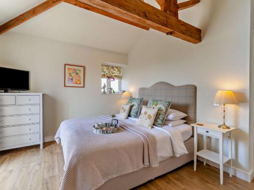a bedroom with a bed with a white bedspread at 1 Bed in Hilton 76518 in Tutbury