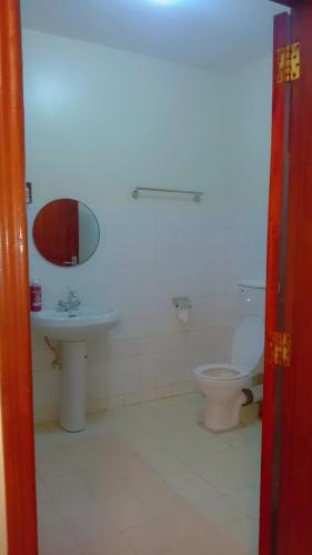 een badkamer met toilet en wastafel bij Home sweet Home in Entebbe