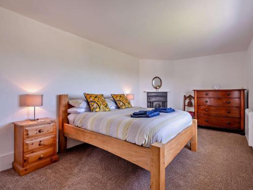 Un dormitorio con una cama grande y una cómoda. en 4 Bed in Isle of Purbeck IC036, en Worth Matravers