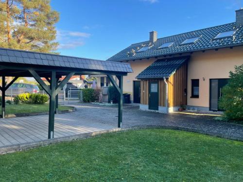 滨湖克拉科Doppelferienhaus am See & Wald的有门廊和露台的房子