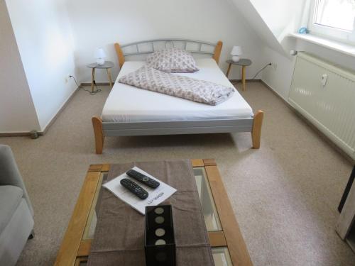 a small room with a bed and a table at Wohnung am Tor zur Lewitz in Banzkow