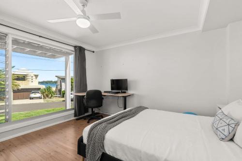 Postel nebo postele na pokoji v ubytování 4-Bedroom Family Retreat, Just 50m to Boyds Beach, Kiama Downs