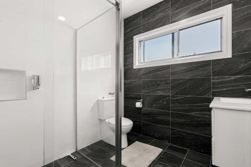 Koupelna v ubytování 4-Bedroom Family Retreat, Just 50m to Boyds Beach, Kiama Downs