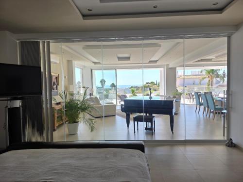 a bedroom with a pool table and a living room at Amigos para Sempre - Guesthouse in Ferragudo
