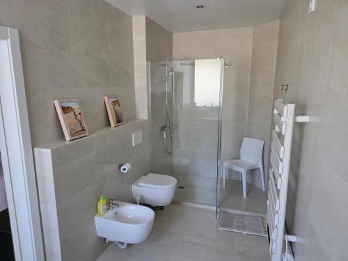 a bathroom with a shower and a toilet and a sink at Amigos para Sempre - Guesthouse in Ferragudo