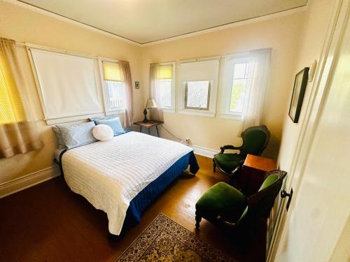 Postel nebo postele na pokoji v ubytování Historic McDowell House Antique Charm by Hospital