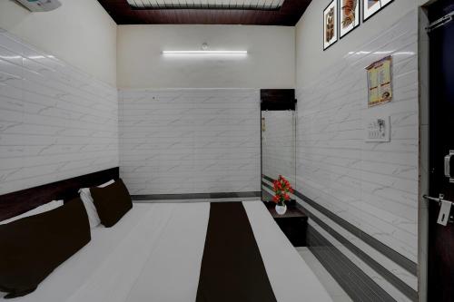 a room with white walls and avertisement for avertisementosateosateosateosateosate at Super Hotel O Krishna Janam Bhoomi Formerly Ashirwad Palace in Mathura