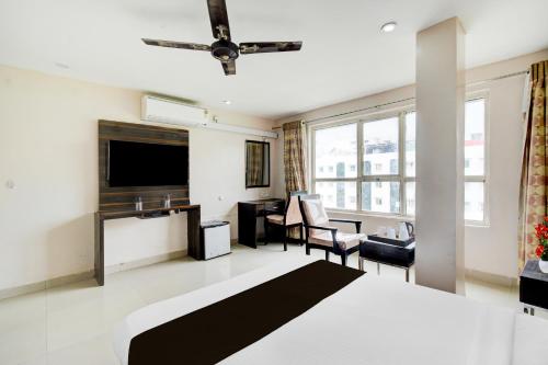 a hotel room with a large bed and a sink at Super Townhouse Narayanaguda Metro Station Formerly Hotel Anshu Grand in Vidya Nagar