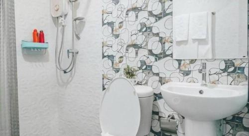 un baño con inodoro y lavabo en SKY's HOUSE, en Chiang Mai