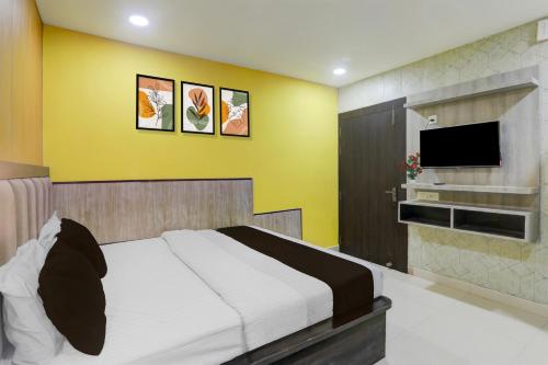 ゴーラクプルにあるSuper Hotel O Medical College Basaratpur Gorakhpurのベッドルーム1室(黄色い壁のベッド1台付)