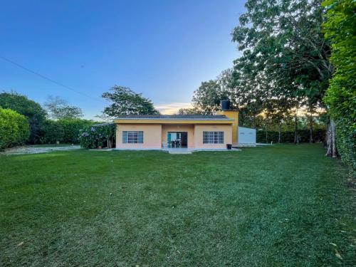 a house with a large yard in front of it at Casa Hotel Villa Sabrosura in Mariquita