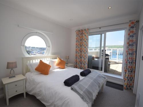 En eller flere senge i et værelse på 1 Bed in Swanage DC124