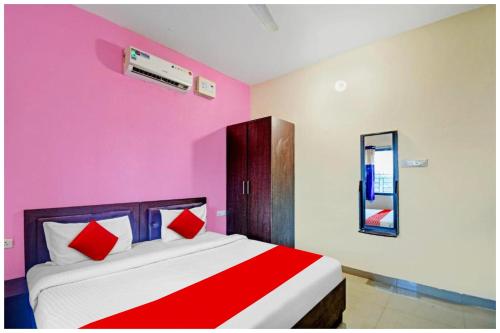Postel nebo postele na pokoji v ubytování Hotel S-R Palace Near City Bus Stand - Fully Air Conditioning Hotel - Luxury & Spacious Room -Best Hotel In Bhubneshwar