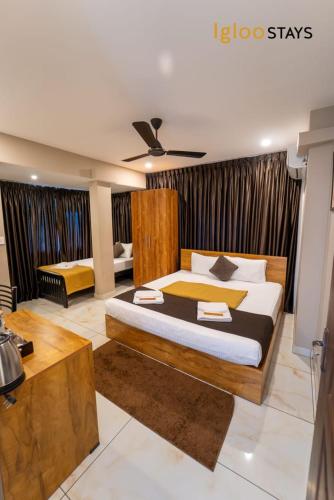 a bedroom with a large bed in a room at Igloo Stays Kakkanad in Kakkanad