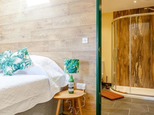 a bedroom with a bed and a table with a lamp at 2 Bed in Westward Ho 77292 in Bideford