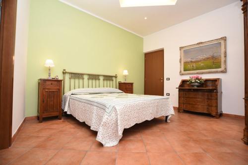 Calvi dellʼ UmbriaにあるB&B Delle Erbeのベッドルーム1室(ベッド1台、花のテーブル付)
