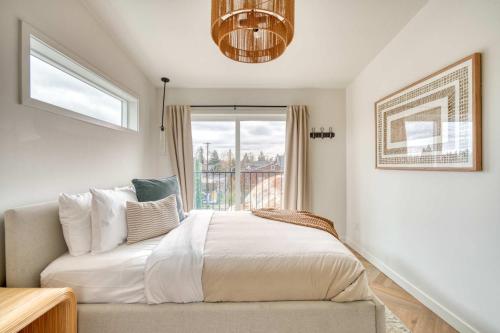 Ένα ή περισσότερα κρεβάτια σε δωμάτιο στο Stay Portland - 4BR - Alberta Arts Townhome - Shop - Dine - Chill