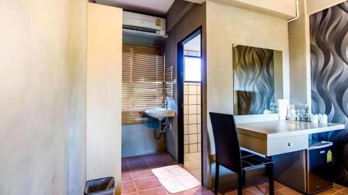 a home office with a desk and a chair at B2 Lanna Boutique & Budget Hotel in Chiang Mai