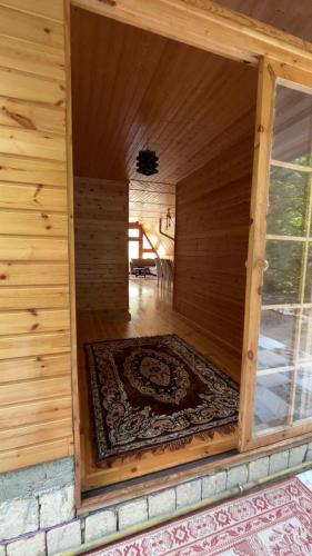 LerikにあるLerik Villaのラグが敷かれた部屋の内側の眺め