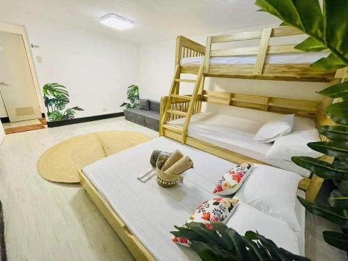 een slaapkamer met 2 stapelbedden en een potplant bij Entire 2BR Private Villa eith Indoor Pool & BBQ Grill in Sampong