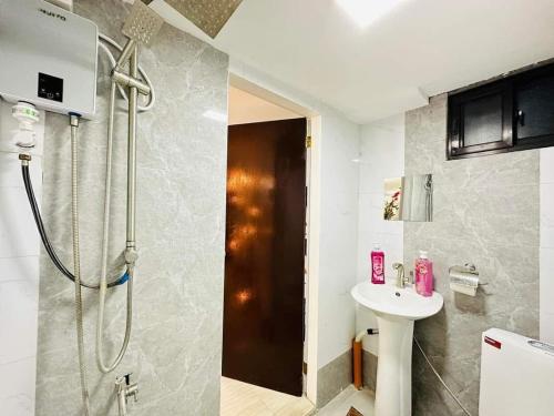 een badkamer met douche en wastafel bij Entire 2BR Private Villa eith Indoor Pool & BBQ Grill in Sampong