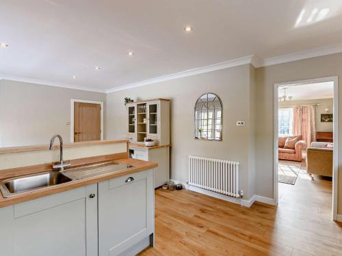 cocina abierta con fregadero y sala de estar. en 3 Bed in Thirsk 91245, en Sessay