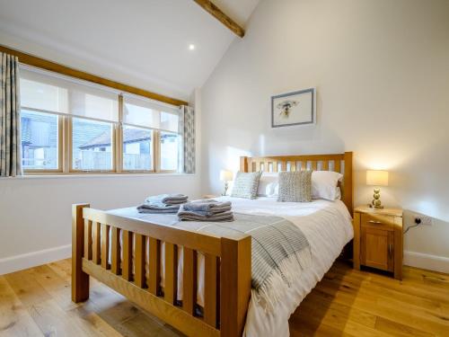 a bedroom with a large wooden bed in a room at 2 Bed in Ledbury 60203 in Redmarley DʼAbitot