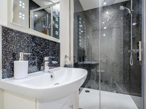 a bathroom with a sink and a shower at 2 Bed in Ledbury 60203 in Redmarley DʼAbitot